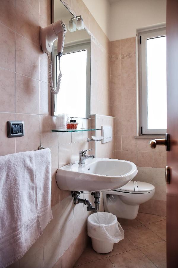 Hotel La Tartaruga Розето дели Абруци Екстериор снимка